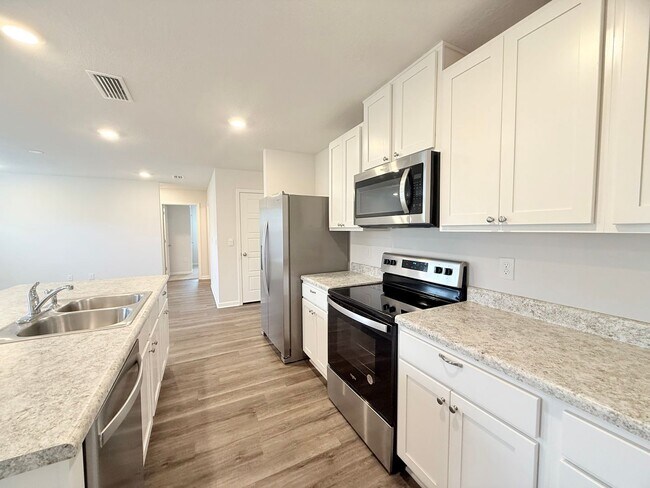 Building Photo - Modern 3-Bedroom Home in Bridlewood