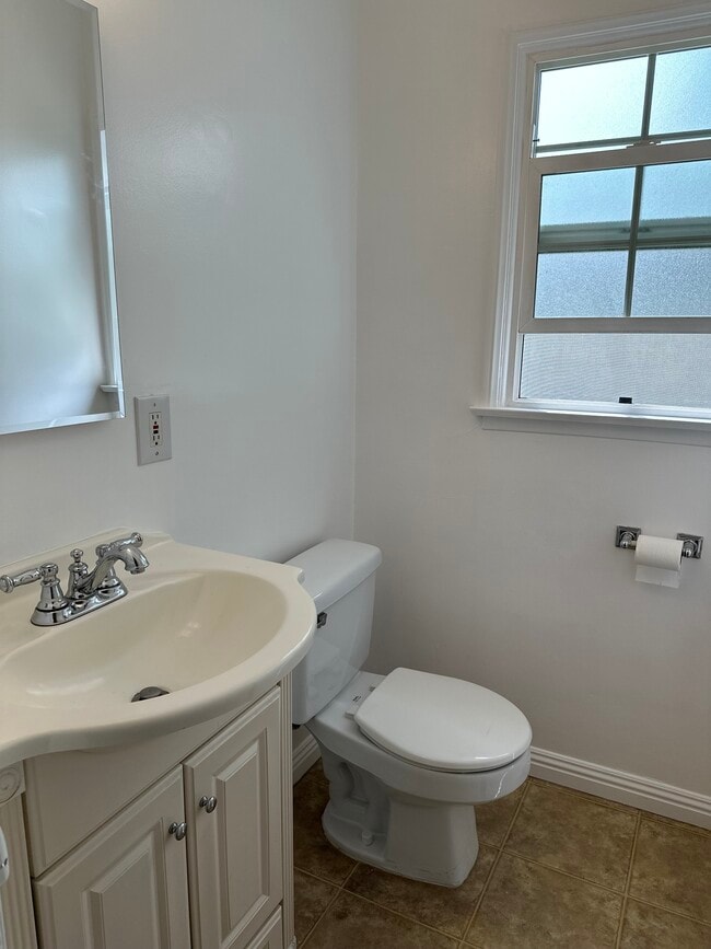 Building Photo - 2133 Glyndon Ave