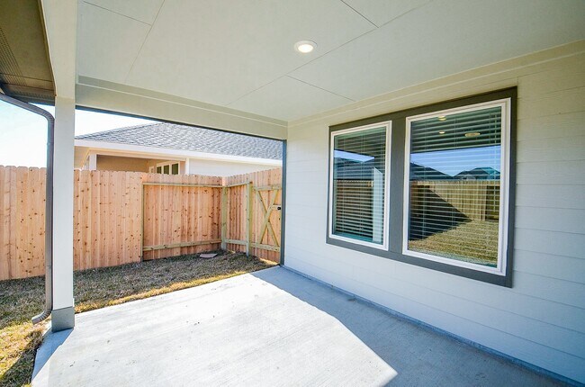 Building Photo - 31134 Royal Acrs Ct