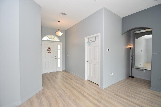 Building Photo - 2 Rae Pl