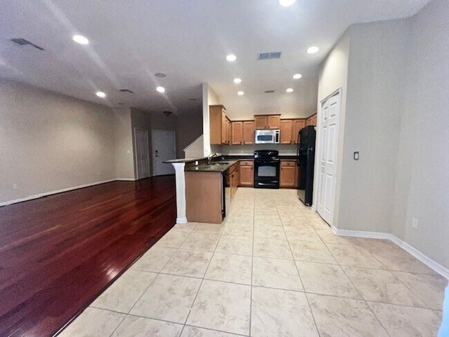 Building Photo - MOVE IN MAY-OVIEDO RENTAL!BEAUTIFUL 3 bd 2.5 bath townhome! 2 CAR ATTACHED GARAGE!FRESH PAINT!