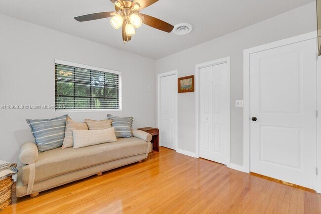 Building Photo - 364 Navarre Dr