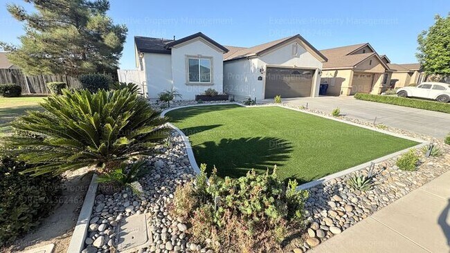 Building Photo - 3 bedroom 2 bathroom home located in a cul- de- sac in a Southwest Bakersfield neighborhood
