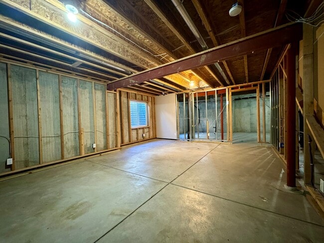 Building Photo - 3 Bedroom Home With Plenty of Space! Avail...