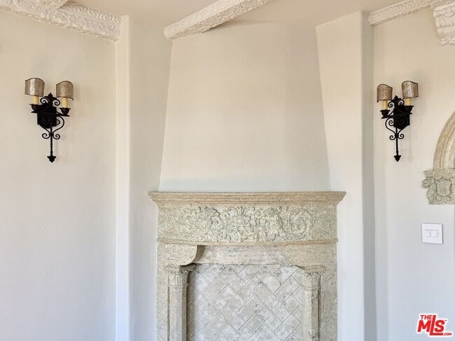 Building Photo - 1302 N Sweetzer Ave