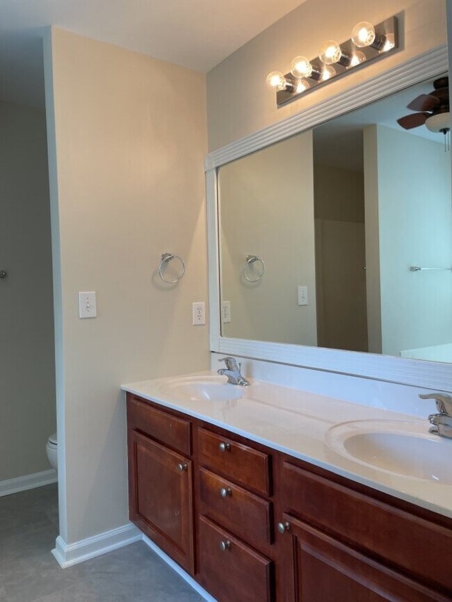 Building Photo - 130 Grand Oaks Dr