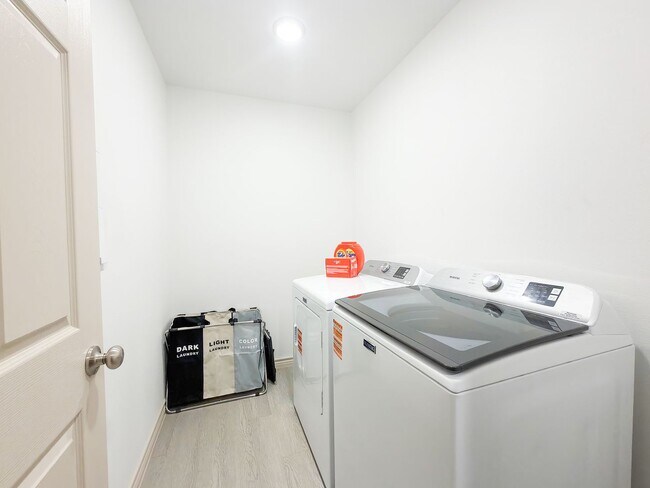 Building Photo - The Perfect Blend of Function and Luxury