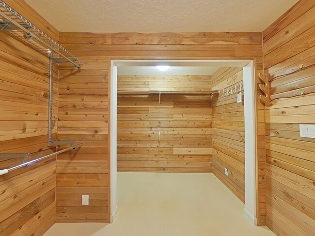 Building Photo - Huge 5 Bedroom Cabin-Style Home on 2+ Wood...