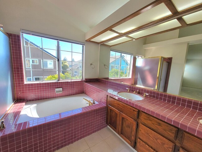 Building Photo - Lovely and Spacious 4-bedroom Beauty in De...