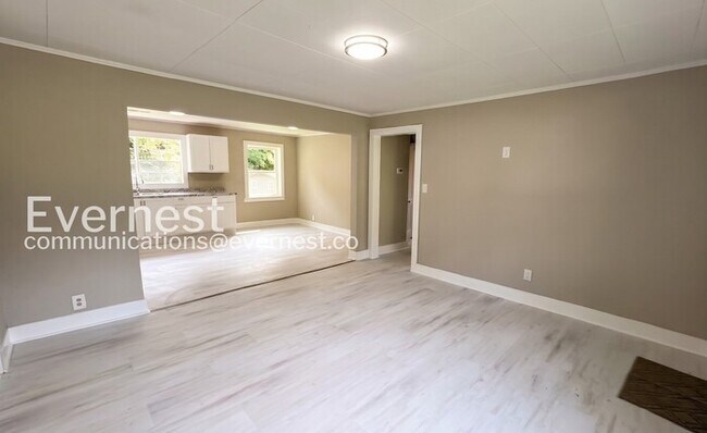 Building Photo - 3 Bed/1 Bath Home with Off-Street Parking / Available Now!