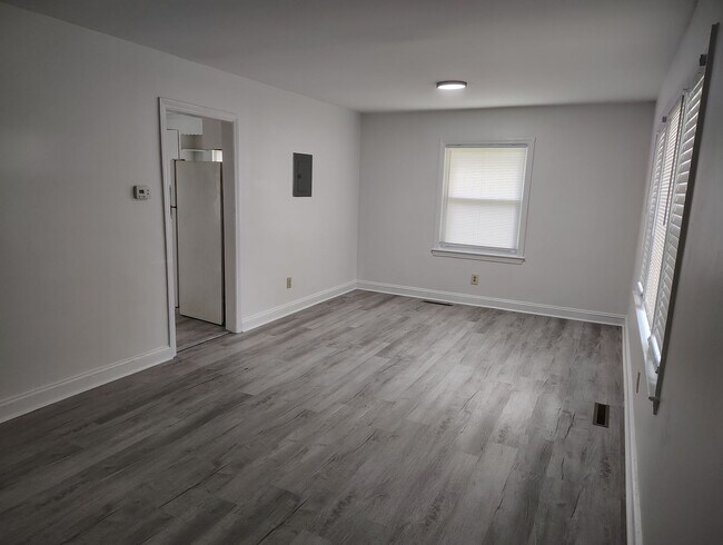 Building Photo - Poplar Drive