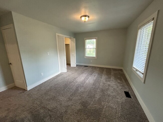 Building Photo - 1931 Stevens Dr NE