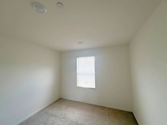 Building Photo - Beautiful Condo
