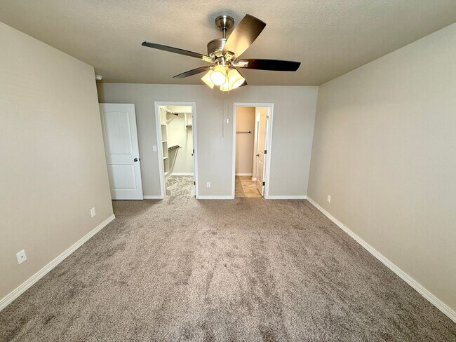 Building Photo - Great 4 Bedroom Home with Drive Through Side Gate!