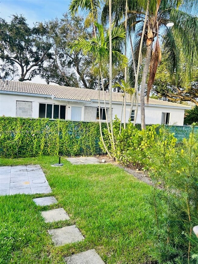 Building Photo - 907 NE 111th St