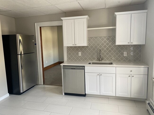 Building Photo - 820 Main St