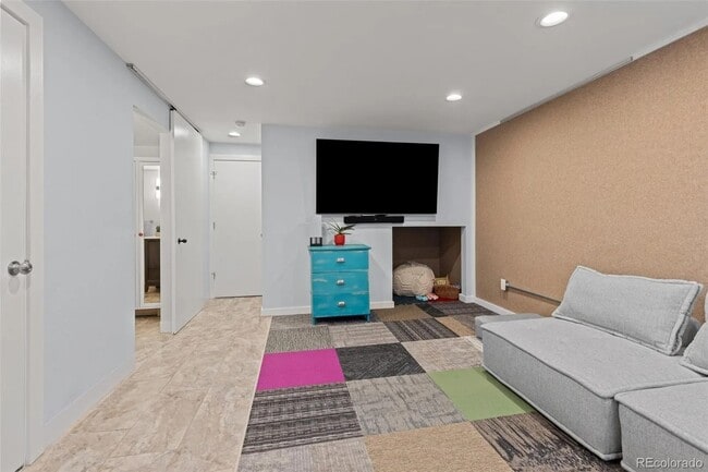 Building Photo - 9604 Brentwood Way