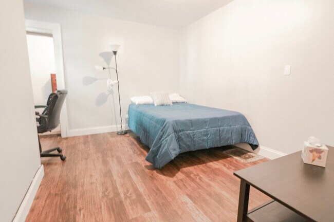 Building Photo - Two Bedroom Two Bath 112 Quarry