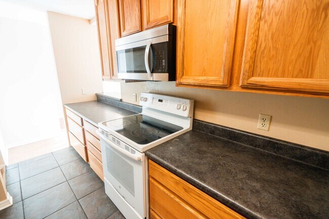 Building Photo - 2/2.5 Gated Community near FSU with Water ...