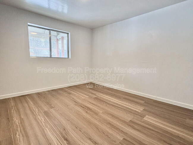 Building Photo - 104 Main St