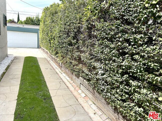 Building Photo - 621 S Highland Ave