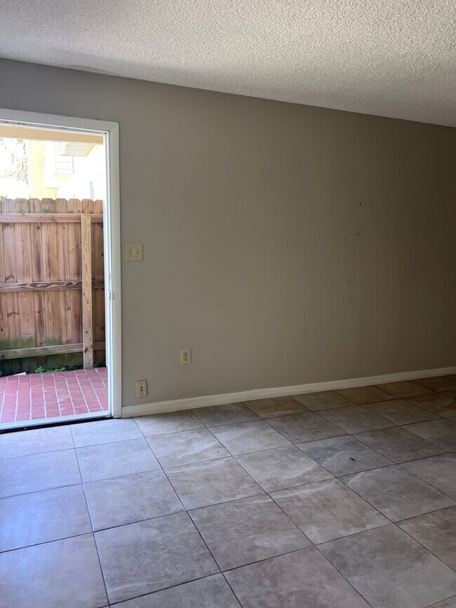 Building Photo - 2 Story Condo. Lovely 2 bed/1.5 bath condo