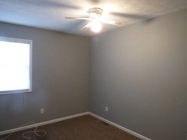 Building Photo - COMING SOON! Beautiful All Electric Townhome! Converted Garage, W/D, Small Pets Ok!