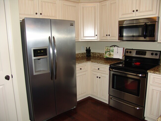 Building Photo - Beautiful Evans 3BR plus Loft  Landsacpe Care Included