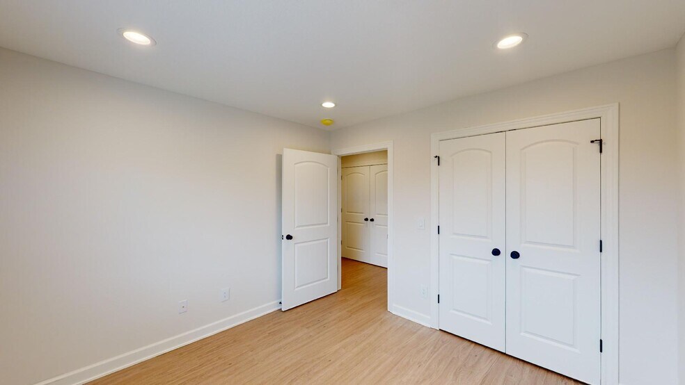 Building Photo - 827 Willow Pl