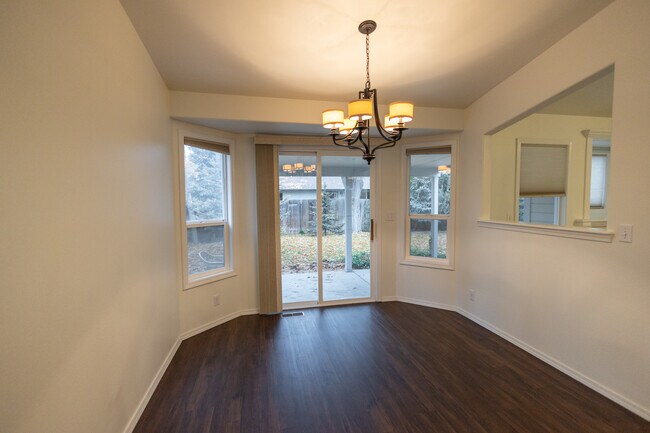 Building Photo - 164 S Silverwood Way