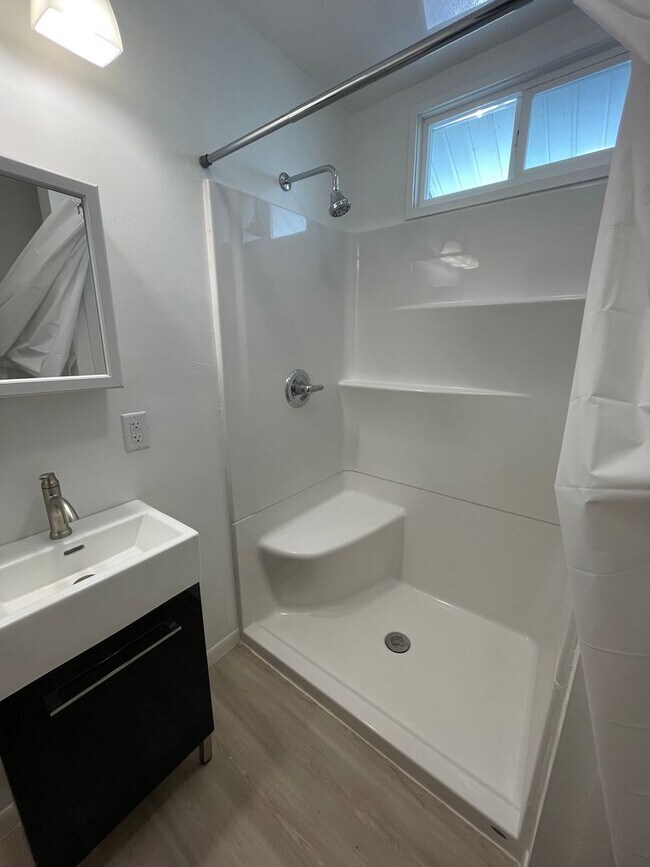 Building Photo - Three Bedroom Single Family Home Near Loeb Stadium