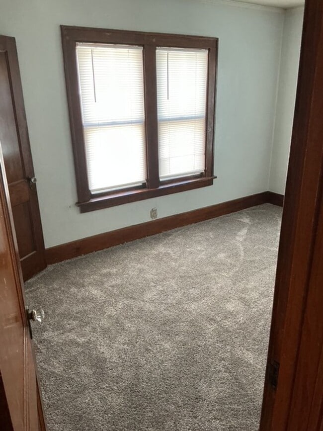 Building Photo - 3 Bedroom / 1 Bathroom House in Peoria