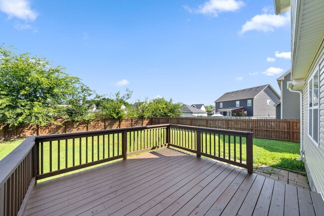 Building Photo - Large, Nice home close to Fort Campbell and Shopping