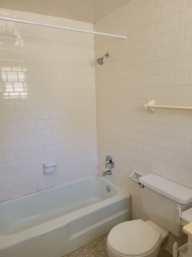 Building Photo - Spacious 4 Bedroom 2 Bath Home with Hardwo...