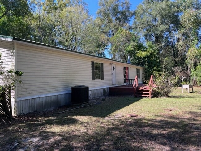 Building Photo - Large 4 Bedroom 2 bath DWMH