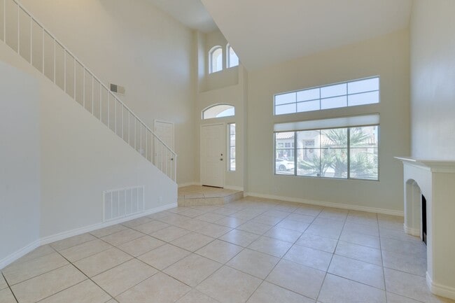Building Photo - Immaculate 3 bedroom house with a Loft in ...