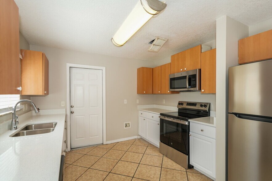Building Photo - 10334 Summerview Cir