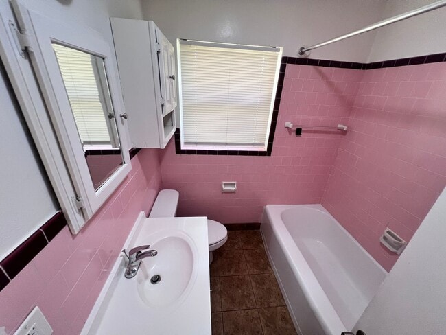 Building Photo - SPACIOUS 2 BEDROOM/1 BATH AVAILABLE IN HAYWARD CA !!!!