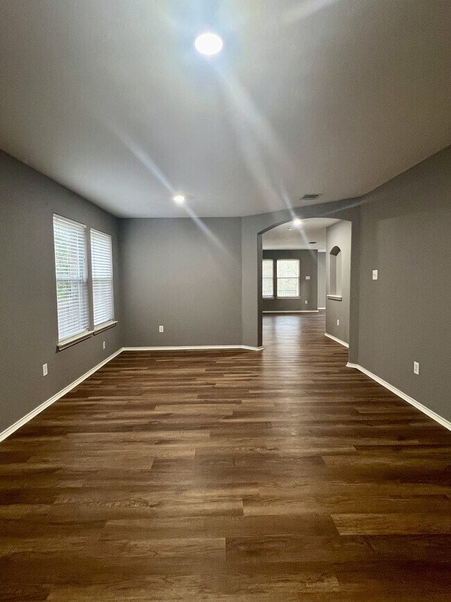 Building Photo - 9411 Rainbow Creek