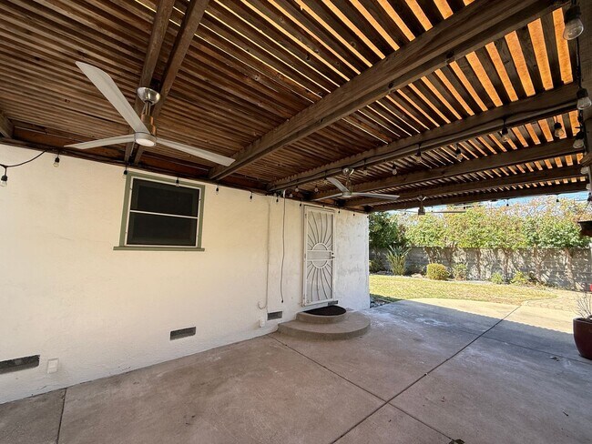Building Photo - 5805 20th Ave