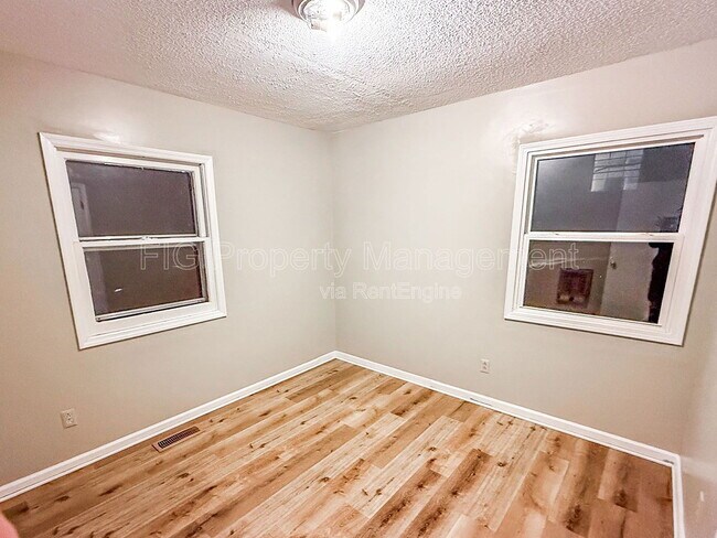 Building Photo - 811 Castleview Cir