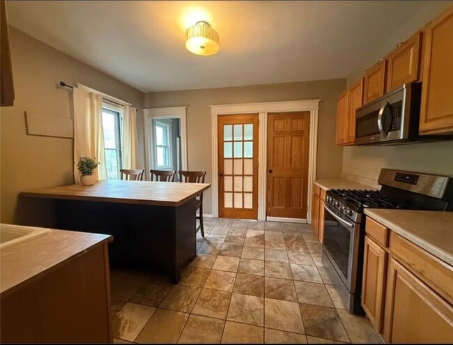 Building Photo - 948 Monroe Ave