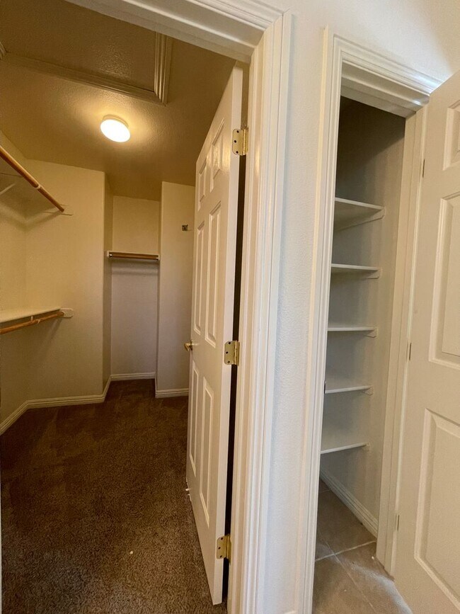 Building Photo - Great Spacious 3 bedroom Townhome Available!