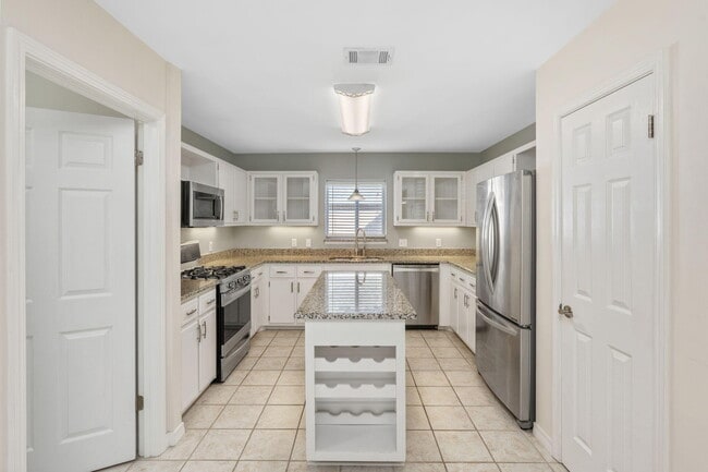 Building Photo - 305 Parkwood Pl