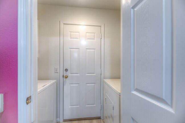 Building Photo - 1712 W 57th Pl