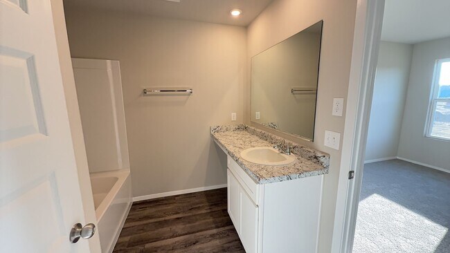 Building Photo - Welcome to this beautiful 4 bed, 2 bath ho...
