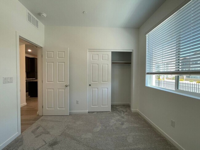 Building Photo - GATED 3 BED 3 BATH 2 CAR GARAGE TOWNHOUSE w/ LOFT + ROOM DOWNSTAIRS & COMMUNITY POOL IN HENDERSON