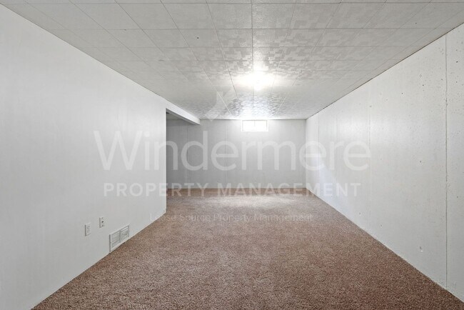 Building Photo - 902 E Rockwell Ave