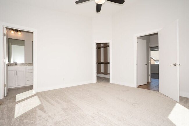Building Photo - 2 Bedroom Townhome in Chatham Arch