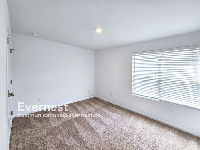 Building Photo - Spacious 3 Bed, 2.5 Bath Home with Attached Garage / Pet-Friendly / Vouchers Accepted / Available...